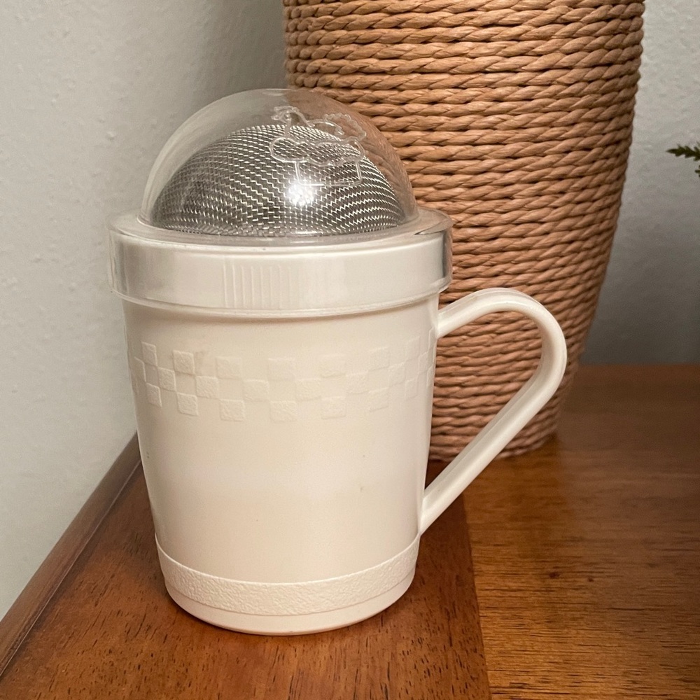 The Pampered Chef #1695 Flour or Sugar Shaker Great Condition with Covered Lid